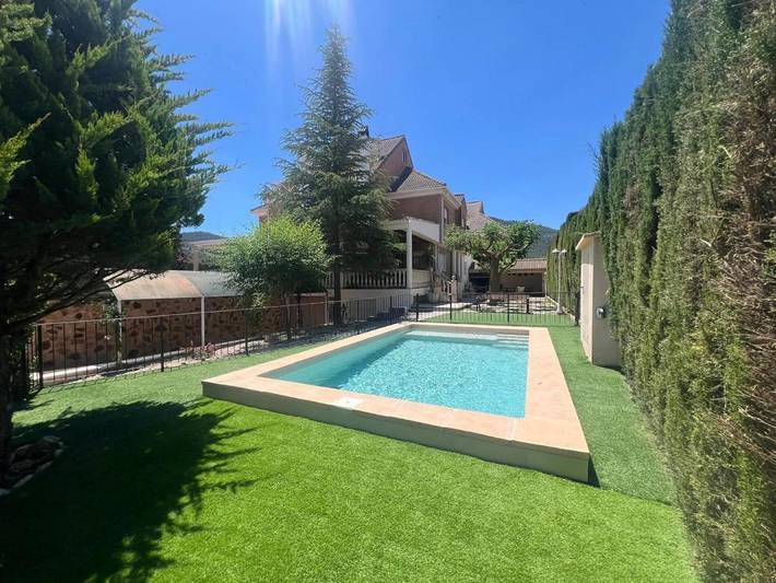 Casa rural para 20 personas, con jardín además de piscina y vistas en Biar