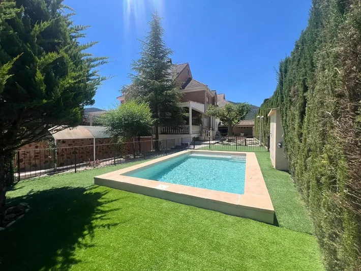 Casa de vacaciones para 20 personas, con vistas además de piscina y jardín - 1