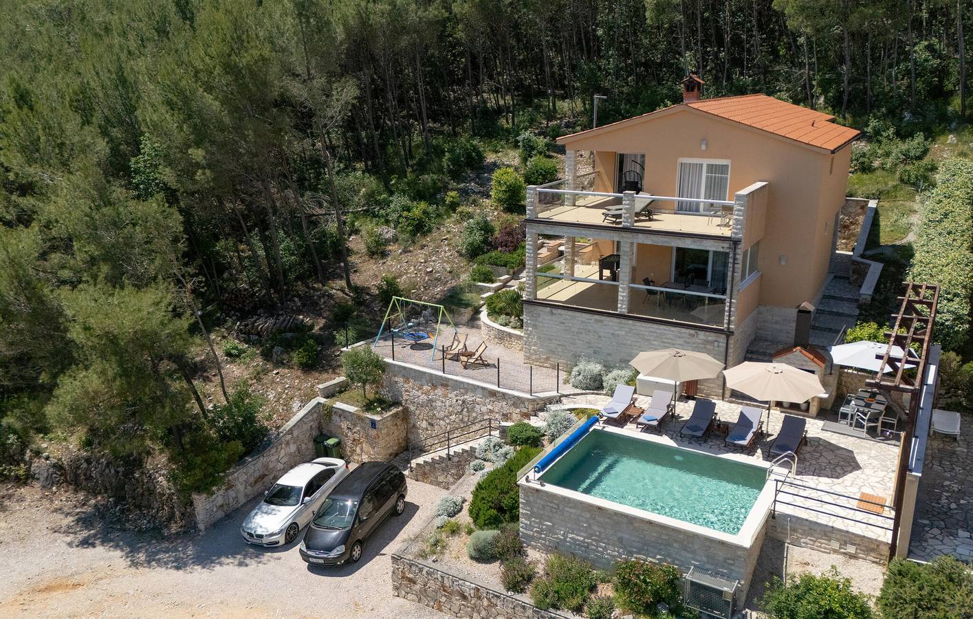 Escapade en bord de mer : spacieux appartement d'une chambre avec piscine et vue imprenable in Raša, Côte Est de l'Istrie