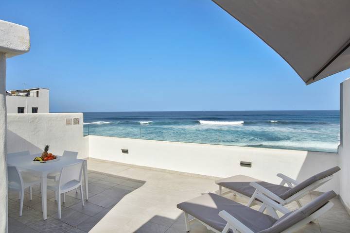 Villa "Quintanilla" with Direct Access to Beach, Sea Views & Wi-Fi in Arucas (municipality), North Gran Canaria