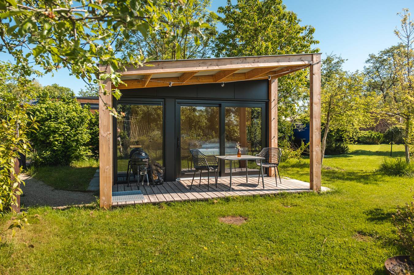 Cabin für zwei Personen mit hottub in einem Ferienpark in Scherpenzeel in Nationalpark Weerribben-Wieden