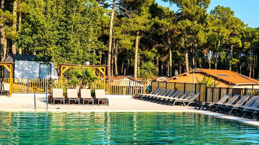 Camping für 6 Personen, mit Pool und Terrasse in Biscarrosse - 2
