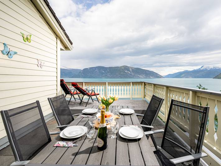 Feriehus for 6 personer, med Terrasse i Fjord Norge