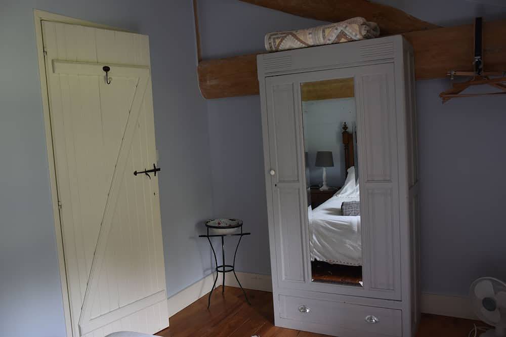 Beautifully converted barn, 3 bedroom, 5 min River Charente, 40 min from beaches in Crazannes, Région de Saintes