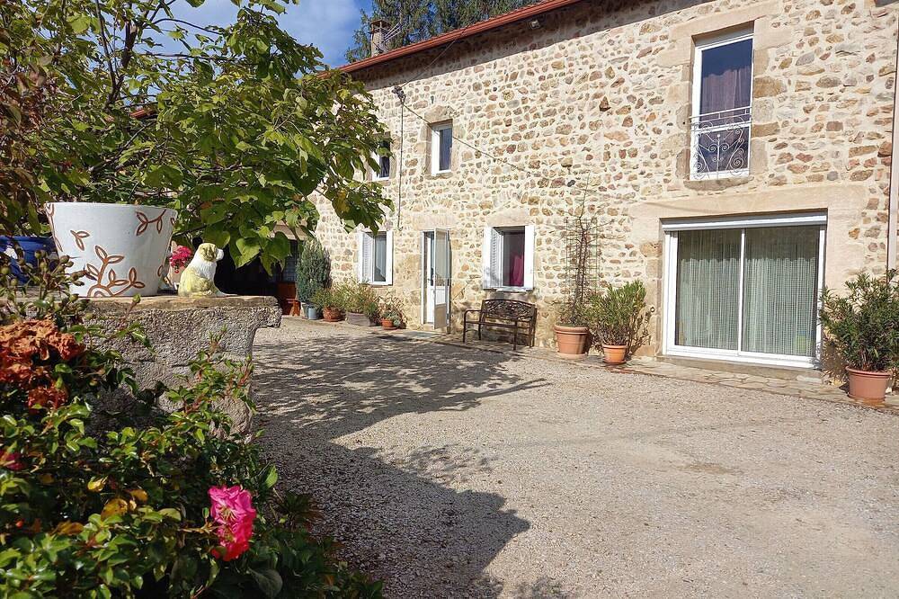 Gîte de charme en Auvergne, cour fermée, jardins privés, Bbq, babyfoot, proche St Jacques de Compostelle in Saint-Georges-Lagricol, Parc Naturel Régional Livradois-Forez