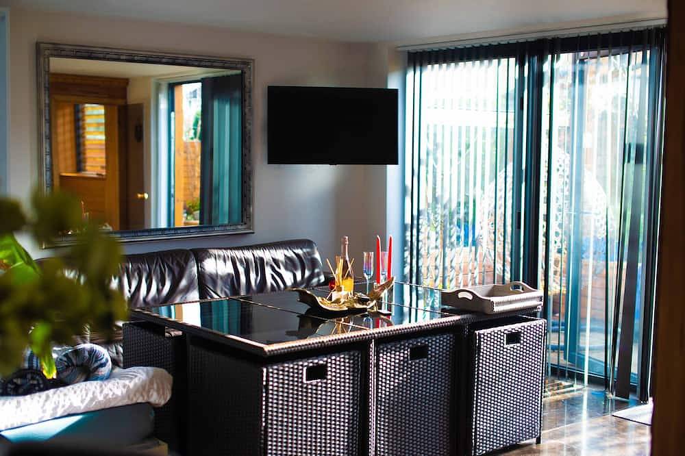 1 Bedroom Guest House with Steam Room and Sauna in Swanley, Kent