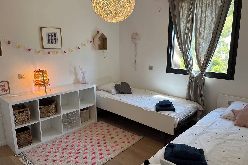Villa Roucas Blanc in quiet neighborhood with unobstructed view. Beach access on foot. in Marseille, Marseille region