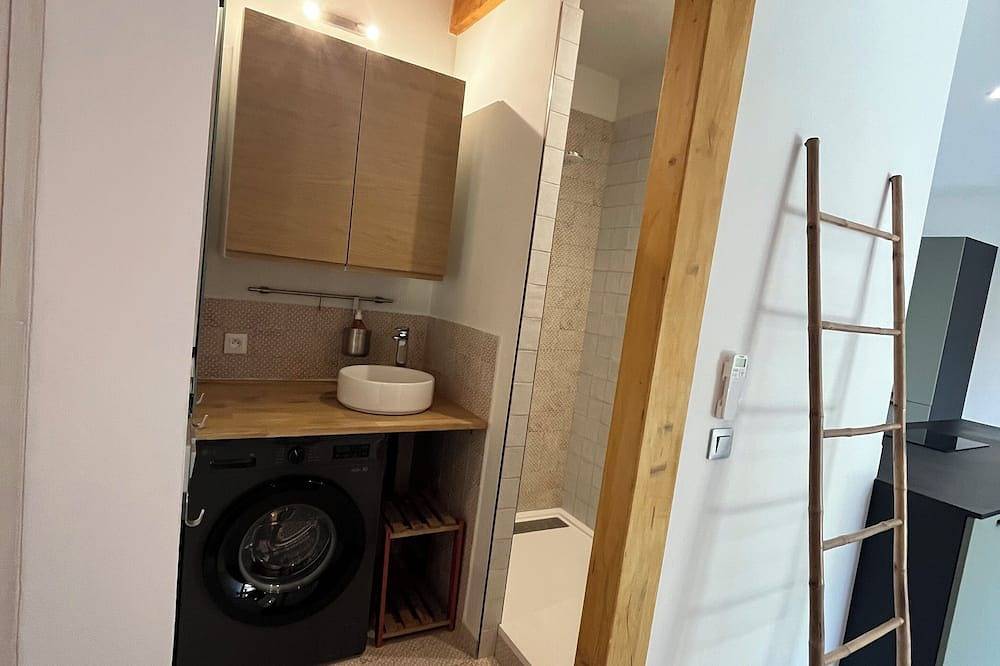 Entire apartment, Charming 37 M2 studio with small garden in Villeneuve les Avignon in Villeneuve-lès-Avignon, Nimes region