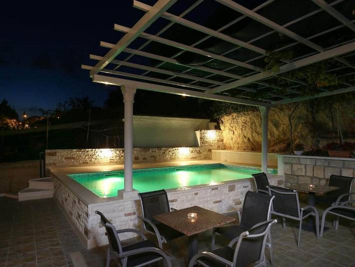 Rustico per 2 persone, con piscina e terrazza, adatto a famiglie con bambini in Grad Dubrovnik