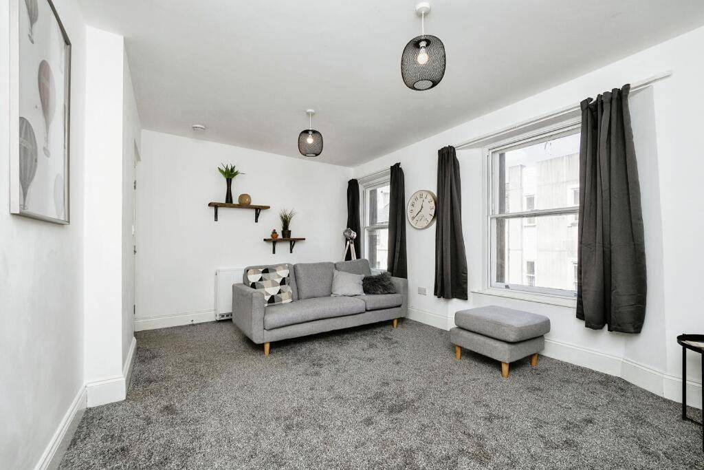 Entire apartment, Three-Bedroom Apartment in Newton Abbot, Devon