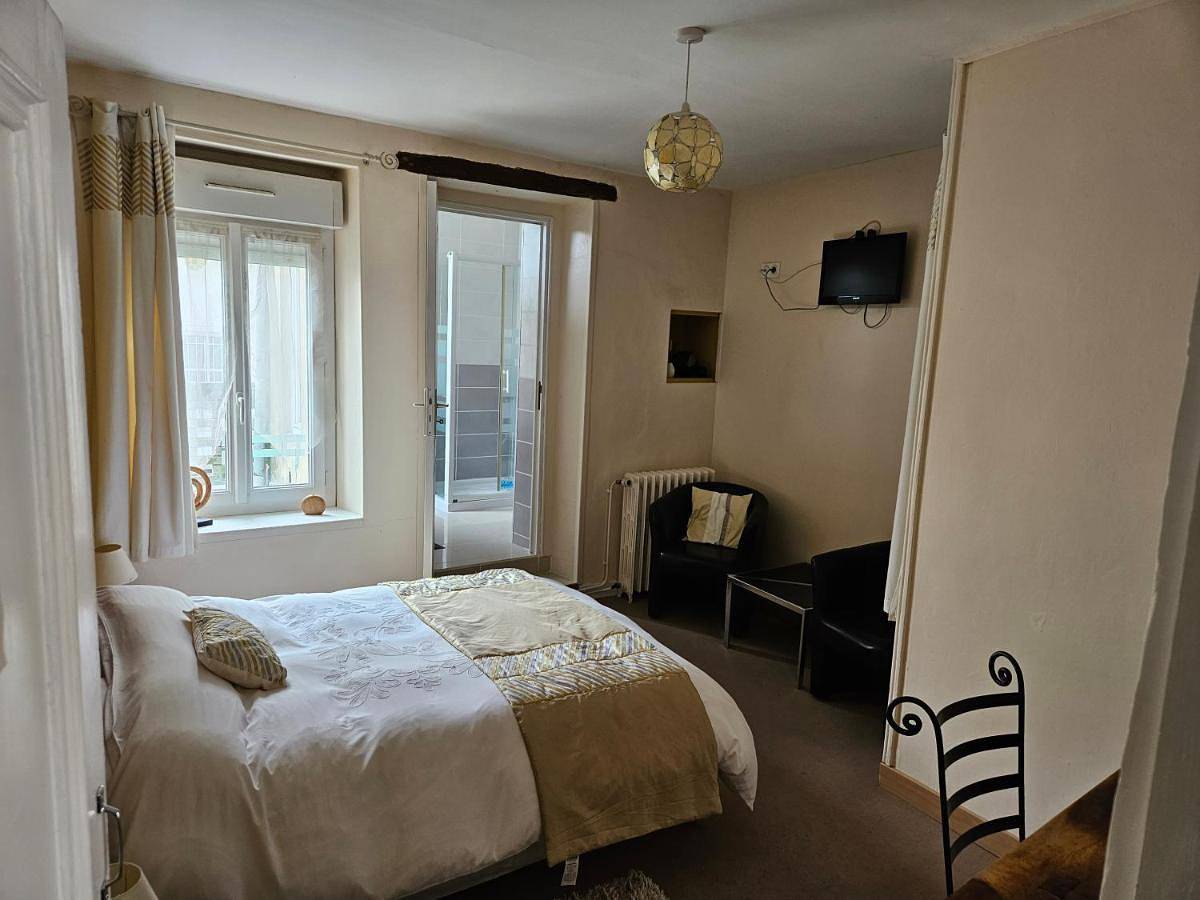 Double Room with Private Bathroom in Mamers, Sarthe