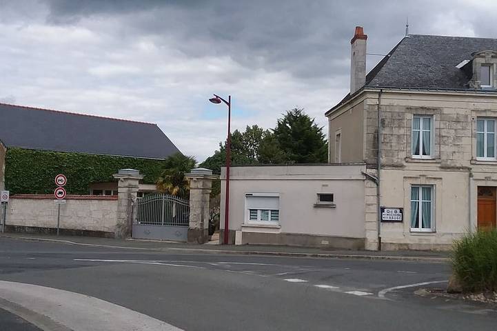 Location de vacances pour 10 personnes, avec jardin et terrasse à Vernantes