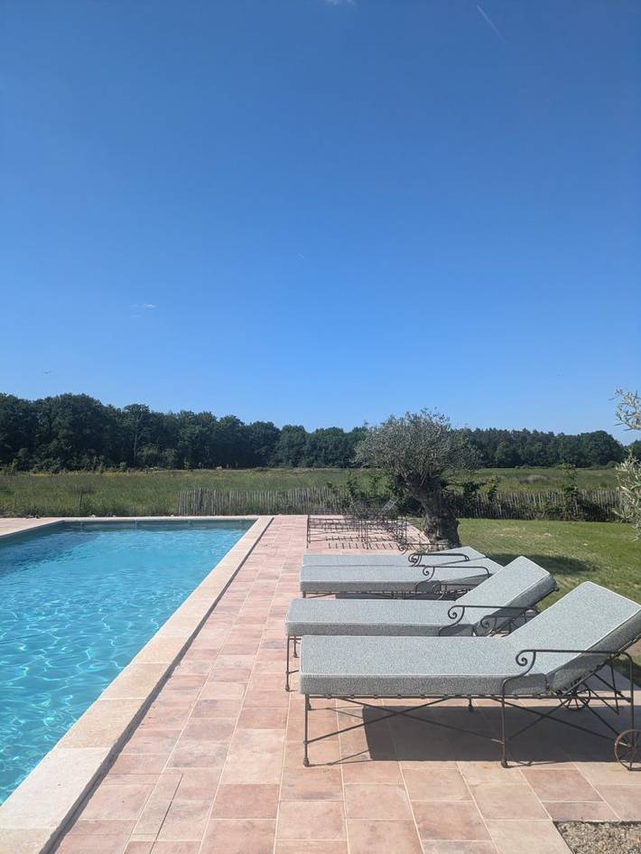 Gîte pour 12 personnes, avec terrasse et jardin ainsi que sauna et piscine à Isdes