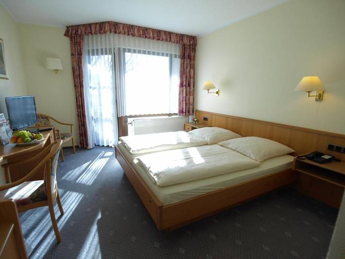 Hotel, mit Terrasse und Garten sowie Ausblick in Rotenburg an der Fulda