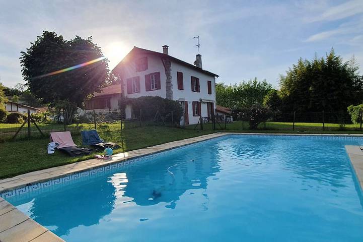 Location de vacances pour 8 personnes, avec jardin ainsi que piscine et terrasse à Larressore