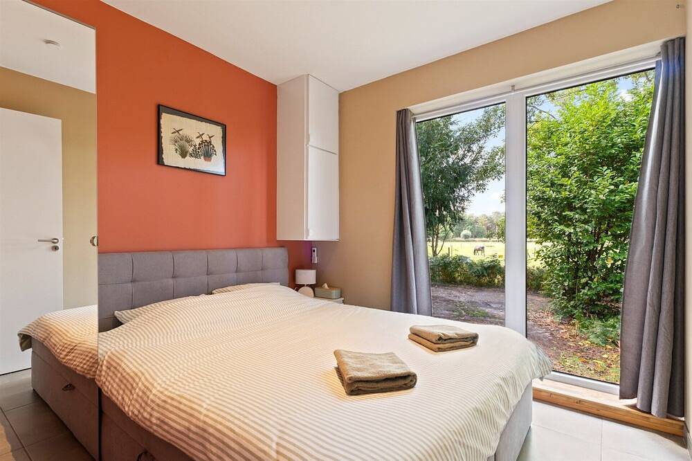 Chalet with jacuzzi and sauna in unique location in nature. Quiet enjoyment. in Stekene, Ostflandern