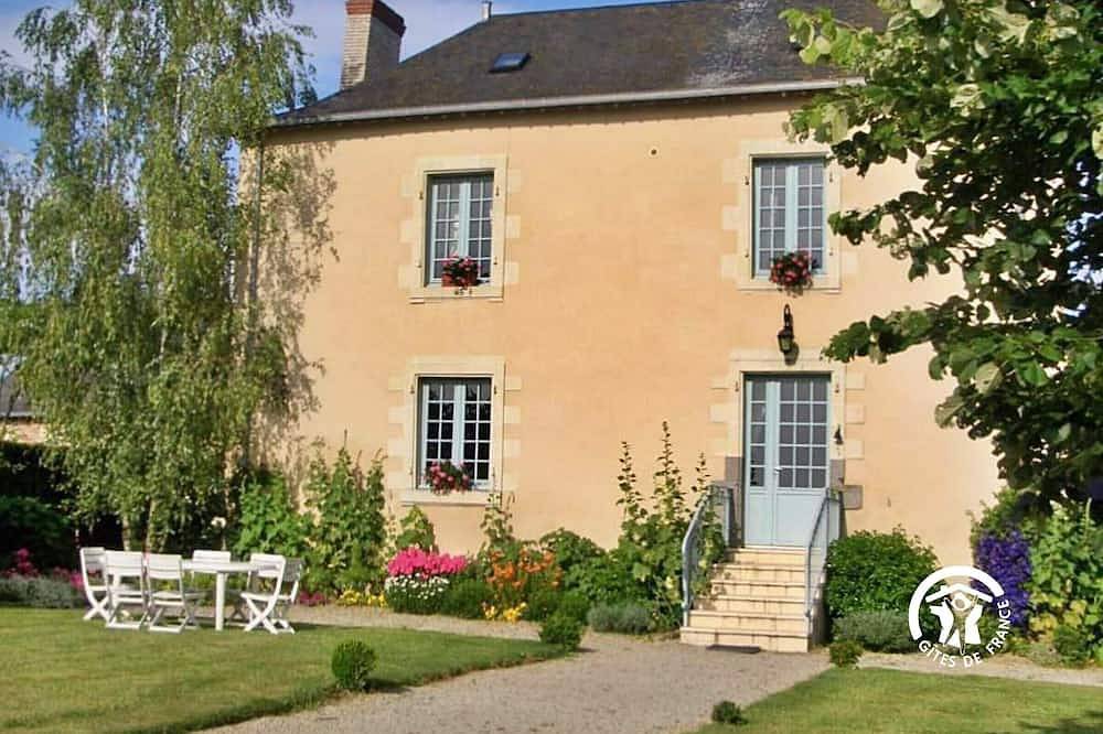 Charmante maison de maître au bord d'un étang avec activités et équipements familiaux à Cossé-le-Vivien in Cossé-le-Vivien, Mayenne