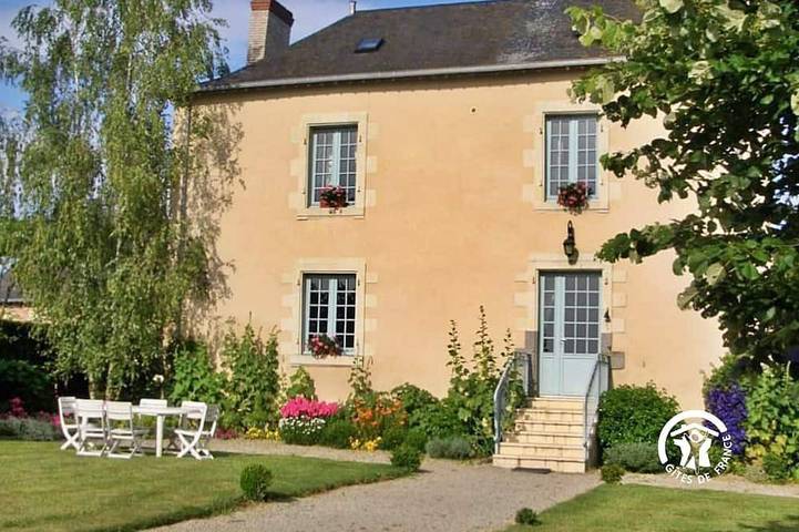 Gîte pour 8 personnes, avec jardin, animaux acceptés à Cossé-le-Vivien