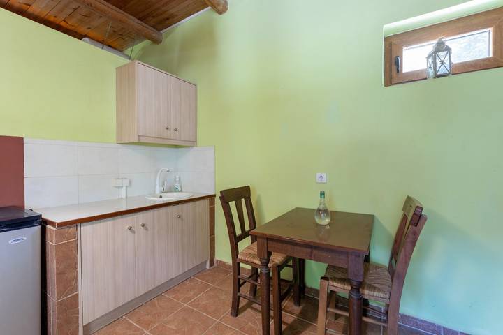 Hel enrumslägenhet, Studio Apartment 'Akros Oreon, Omalos' with Mountain View, Private Terrace and Wi-Fi in Iraklio-Heraklion region