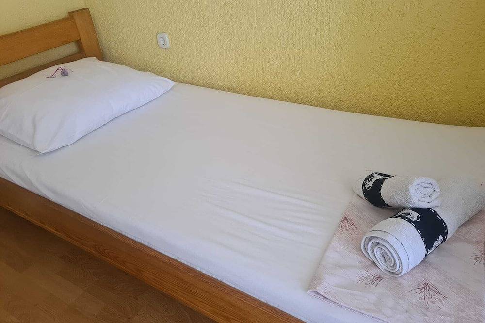 Country house with swimming pool surrounded by pure nature in Brod-Posavina