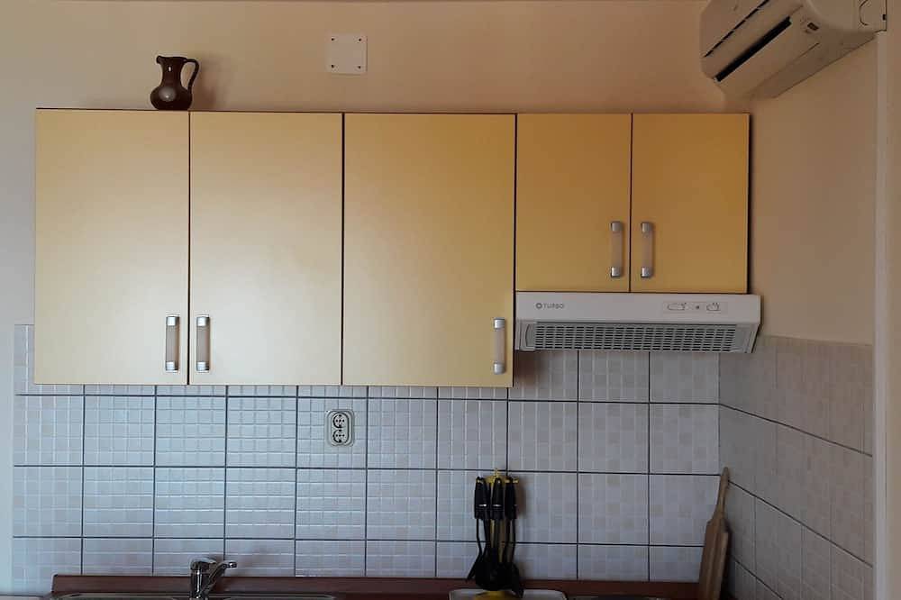 Entire apartment, Studio/apartment 1 with sea view in Jelsa, Hvar