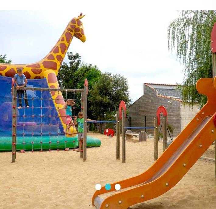 Camping pour 4 personnes, avec vue ainsi que jardin et piscine, animaux acceptés