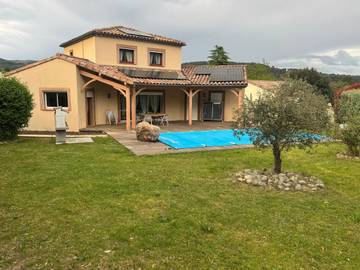 Location de vacances pour 10 personnes, avec jardin ainsi que vue et piscine, animaux acceptés à Gravières