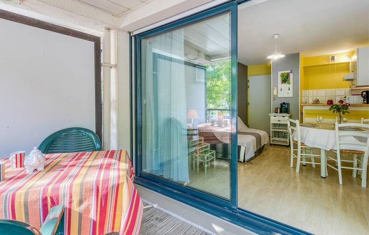 Apartamento vacacional entero, Acogedor Apartamento con Terraza, WiFi y Parking, a 700m de la Playa in La Rochelle, Región de La Rochelle