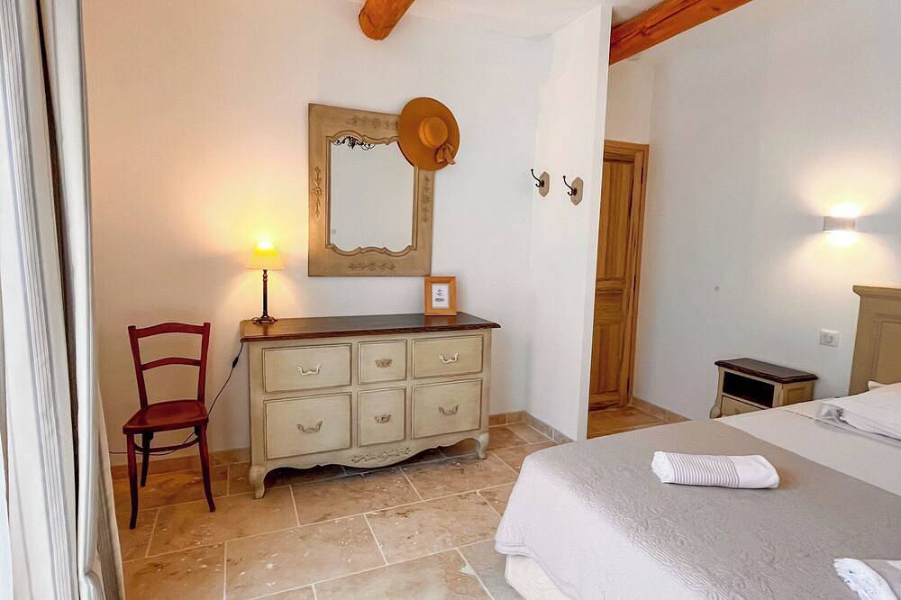 New: Beautiful stone house with pool and idyllic view in Rustrel, Parque natural regional del Luberon