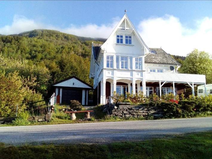 Ferienwohnung für 8 Personen, mit Terrasse und Ausblick in Sørbøvåg