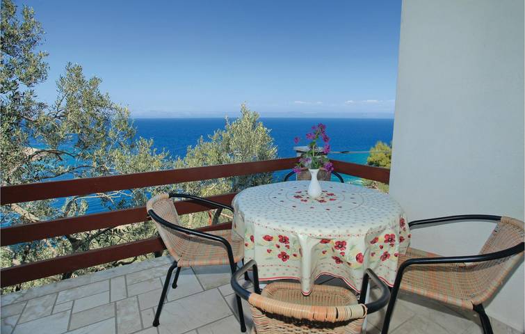 Apartamento vacacional entero, Acogedor apartamento con terraza, WiFi y aparcamiento, a 100 m de la costa. in Blato, Korcula