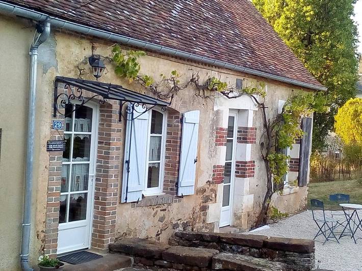Location de vacances pour 2 personnes, avec jardin et vue dans Treigny-Perreuse-Sainte-Colombe - 2