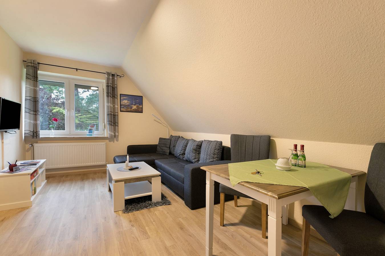 Ganze Wohnung, Ferienwohnung 'Meisennest' mit Privatterrasse, Gemeinschaftsgarten und Wi-Fi in Nordstrand (Gemeinde), Nordseeküste