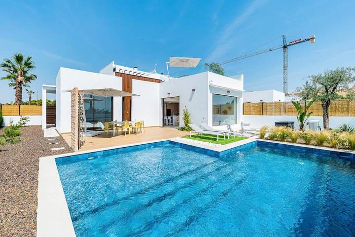 Chalet para 6 personas, con vistas además de jardín y piscina en Los Alcázares