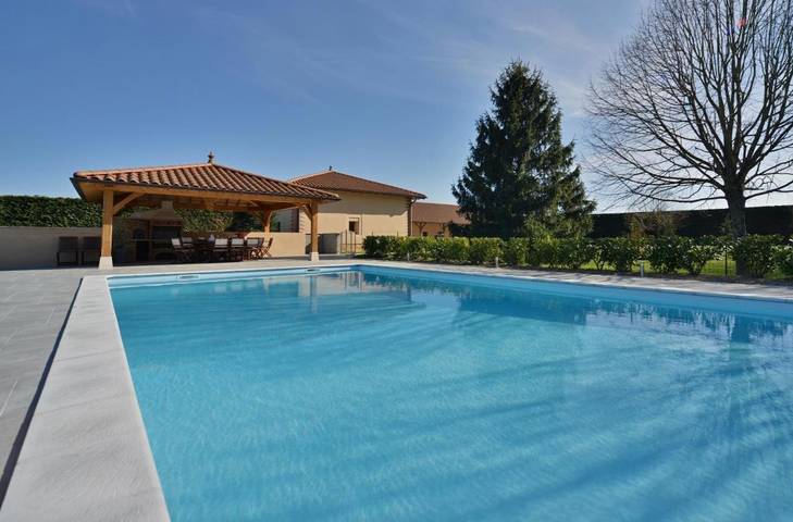 Chambre d’hôte pour 2 personnes, avec Jacuzzi et Terrasse ainsi que Jardin et Piscine dans l' Ain