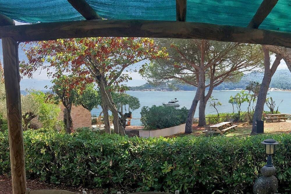 Appartamento intero, Faounzina, 4 persone al piano terra, sulla riva accesso diretto alla spiaggia in Favone, Sari-Solenzara
