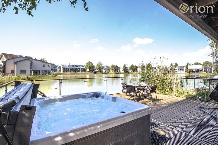 Vacation rental for 11 people, with balcony and hot tub in The Cotswolds