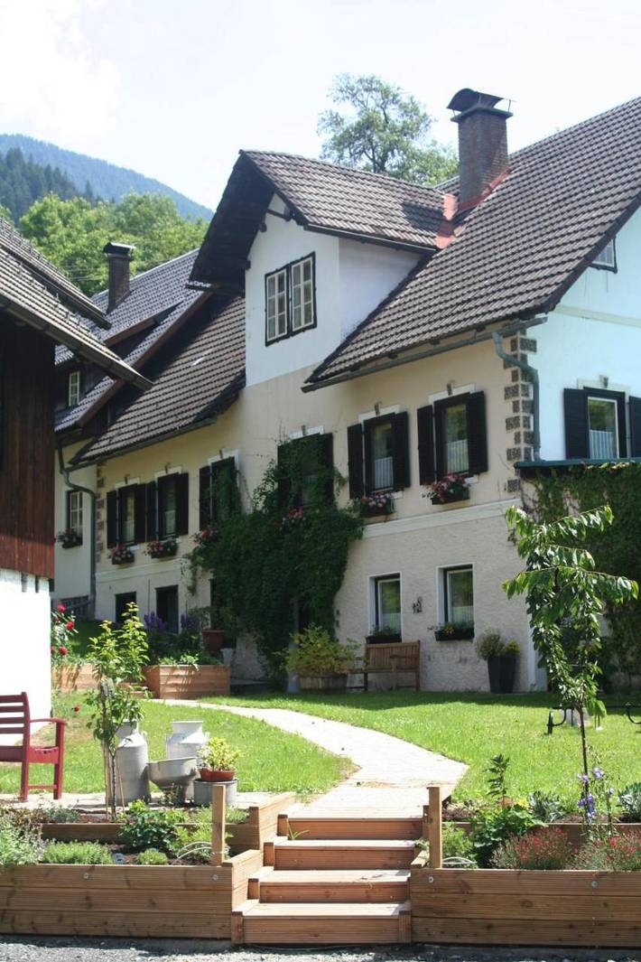 Ferienwohnung für 9 Personen, mit Terrasse und Garten sowie Pool und Ausblick in Gitschtal