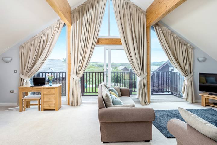 Cottage for 8 people, with Balcony and Pool in Mawgan Porth
