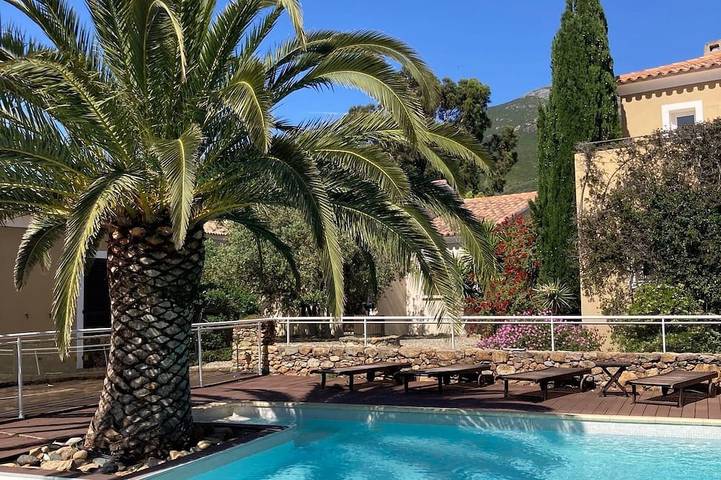 Maison de vacances pour 2 personnes, avec terrasse ainsi que jardin et piscine