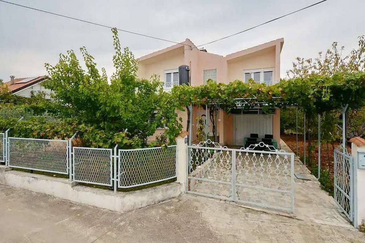 Trosobna kuća s balkonom i pogledom na more Kaštel Štafilić, Kaštela K-23408 in Kaštel Štafilić (Dalmatia), Kastel Stafilic