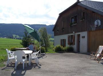 Appartement de vacances pour 3 personnes, avec terrasse ainsi que jardin et sauna, animaux acceptés dans le Doubs