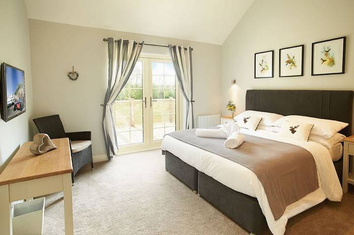 Un lodge délicieux avec bain à remous sur Wakes Hall Farm est un havre de paix dans 500 acres de terres privées in Wakes Colne, Colchester