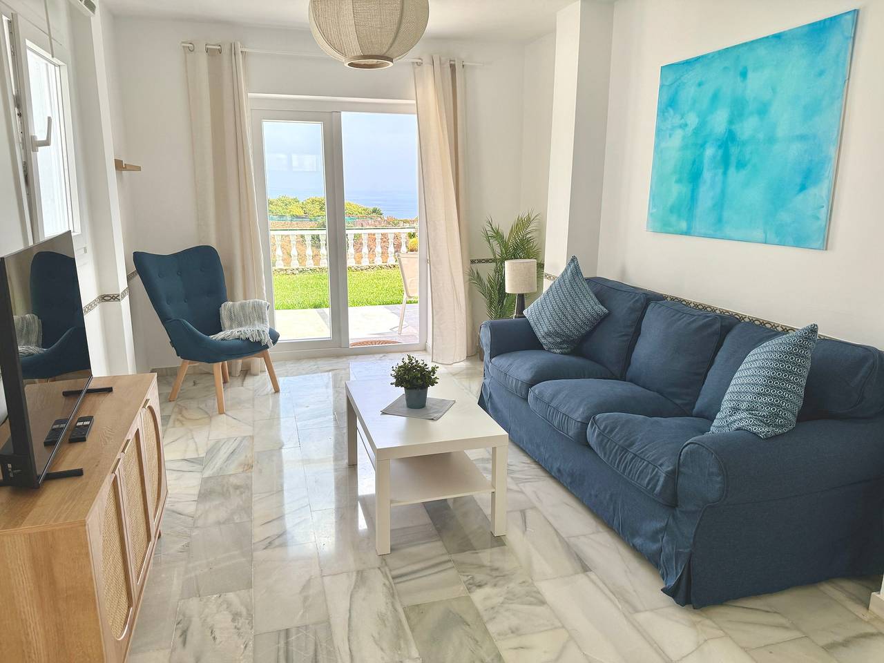 Appartement entier, Appartement 'Clementina Garden' avec vue sur la mer, Wi-Fi et climatisation in Playa de Burriana, Nerja