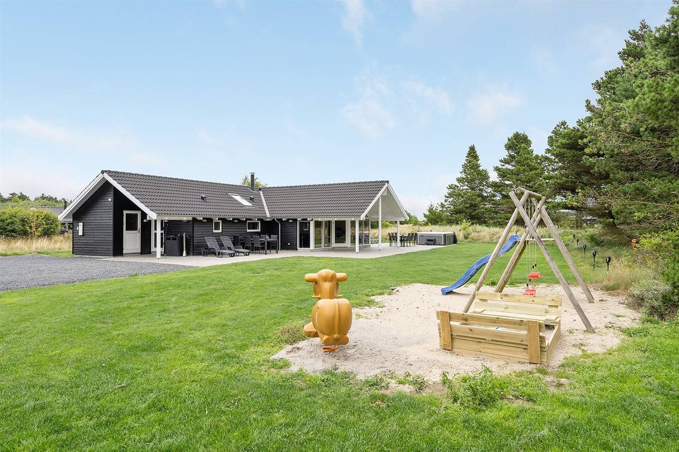 Beautiful home in Rømø w/ 4 Bedrooms, Sauna and Wifi in Sønderstrand, Tagholm