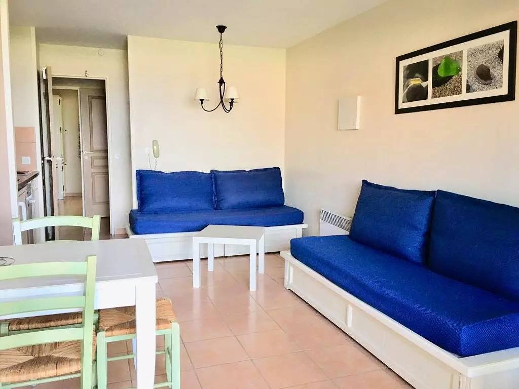 Ganze Wohnung, Coquet Wohnung Typ 2 im Erdgeschoss in Six Fours les Plages in La Coudoulière, Six-Fours les Plages