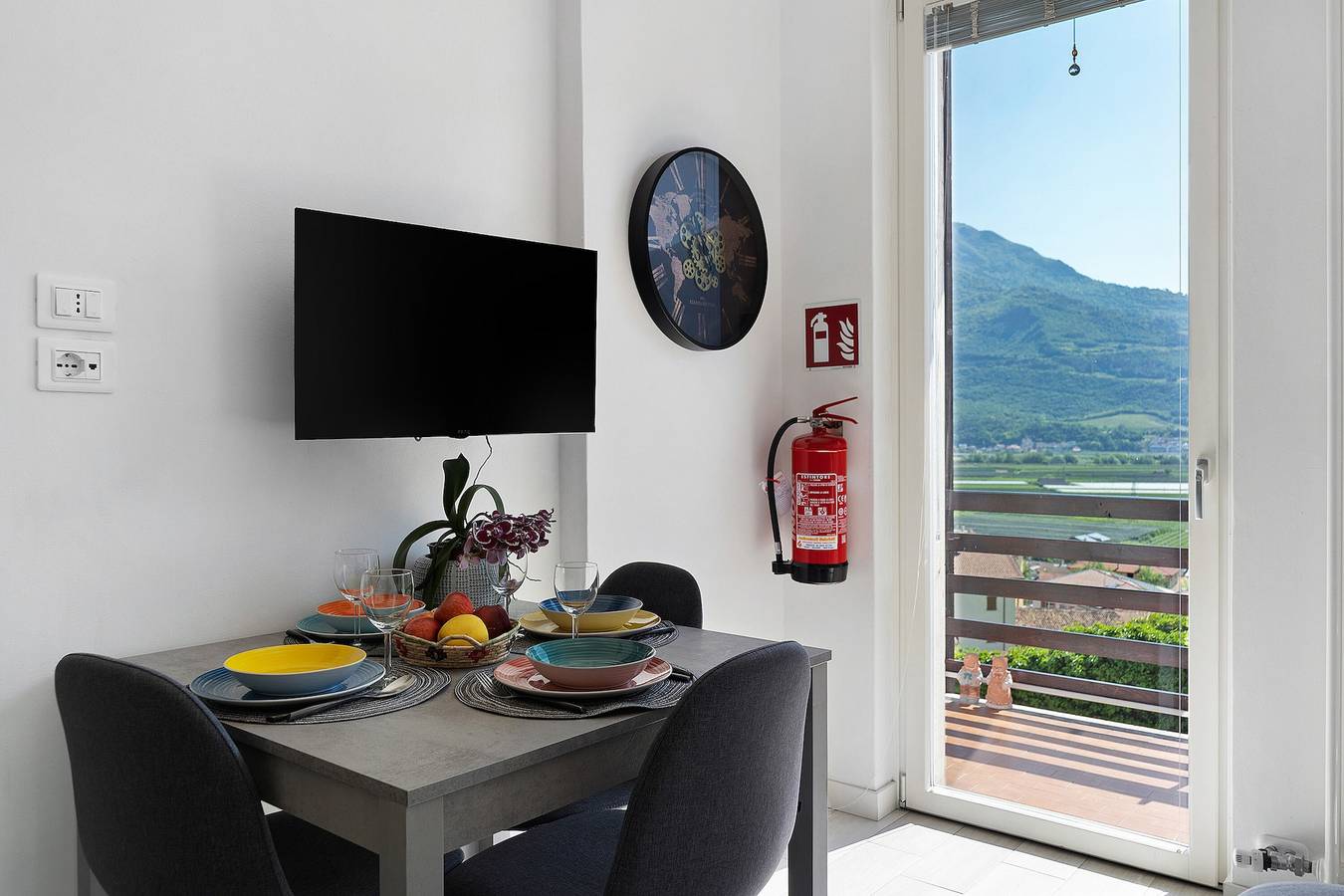 Casa Sole Trento, Trentino-Alto Adige: Moderno Refugio con Balcón Panorámico in Romagnano (Trento), Trento