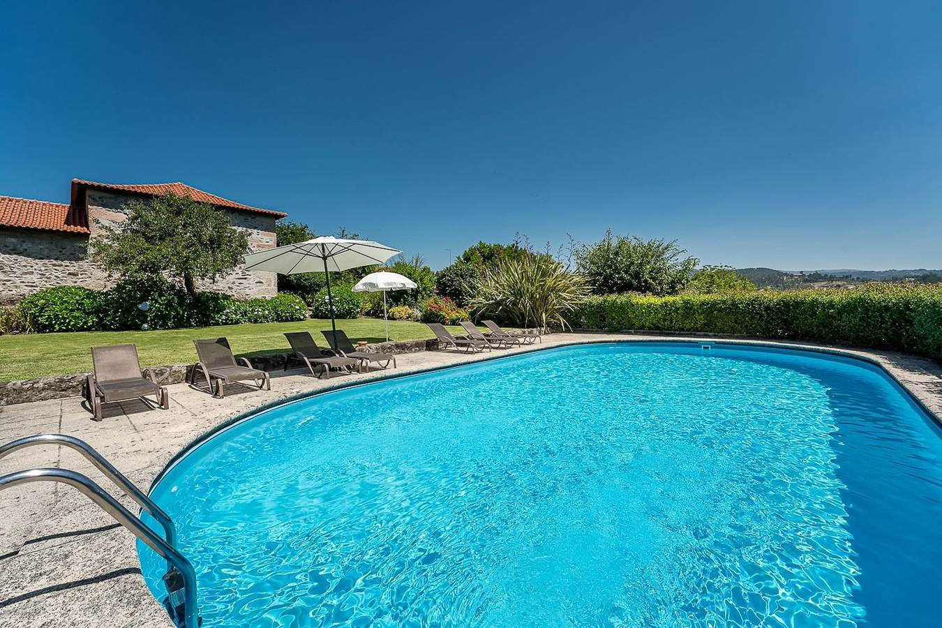 Heritage Farmhouse with Shared Pool in Alvite e Passos, Distrito de Braga