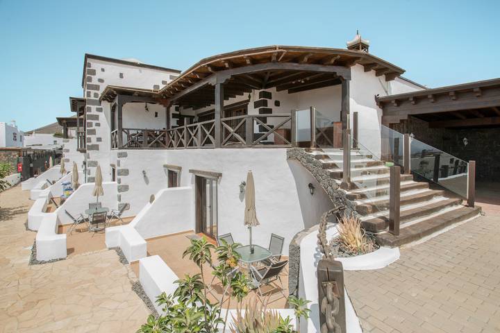 Appartement entier, Charmant appartement "7" avec terrasse, piscine communautaire et Wi-Fi in La Asomada, Tías