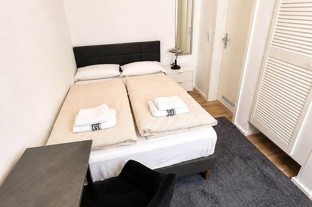 Double room with bed, desk and refrigerator. room :11 in Wuppertal, Bergisch region